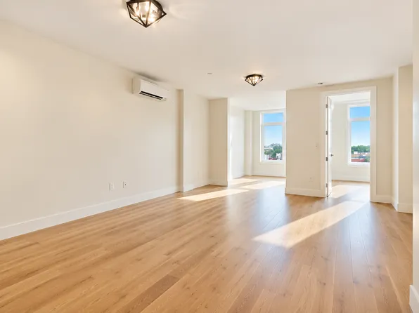 1004 Gates Avenue image 1 of 6