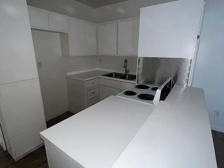 Lennox Lanai Apartments — Photo 47