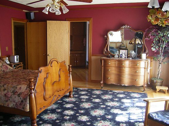 Master BR Suite w/ large walk in closet