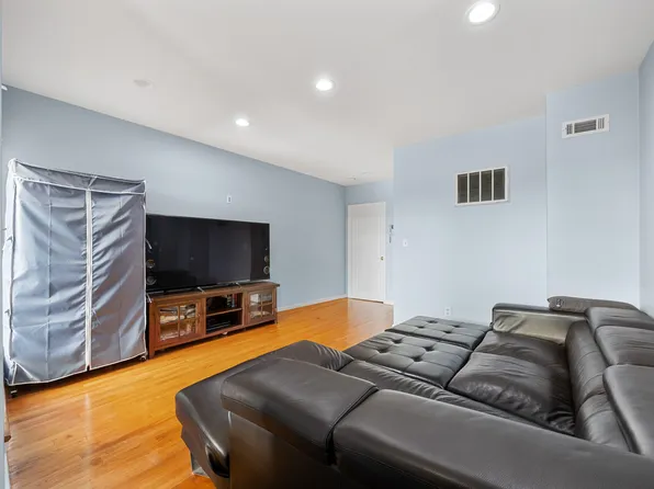 2881 Cropsey Avenue image 13 of 25