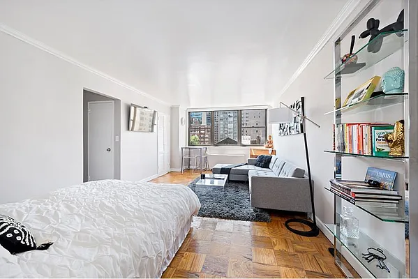Sold by R New York | media 2