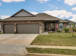 813 S Ridgemont Dr, Nixa, MO 65714