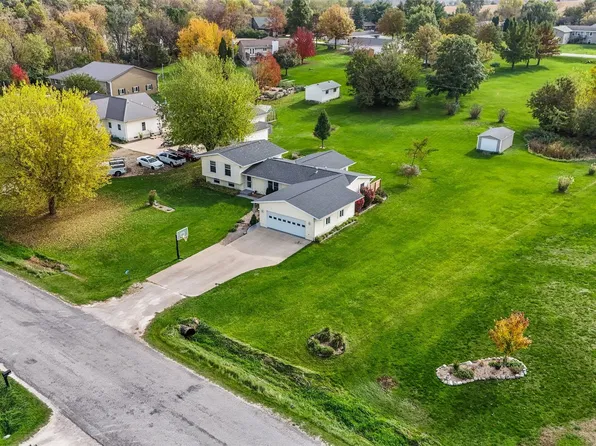 6701 N Glen Dr, Palo, IA 52324