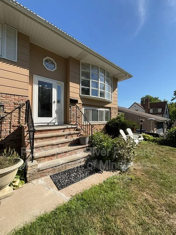 3 bed, 3.0 bath, 1551 sqft — Photo 3