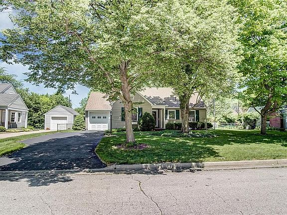 3rd image of 201 Oakview Dr