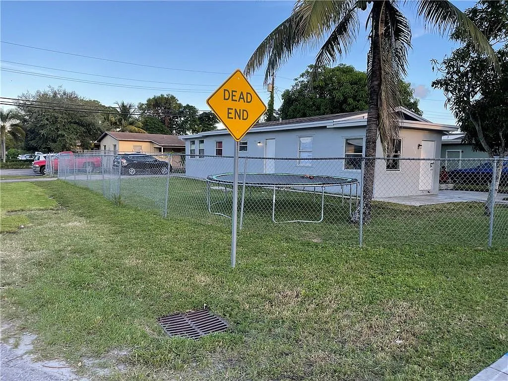 3 bed, 1.0 bath, 1332 sqft, $2,147 — Photo 1