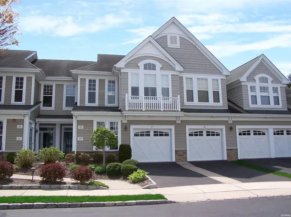 35 Concerto Drive #35, Lake Grove, NY 11755