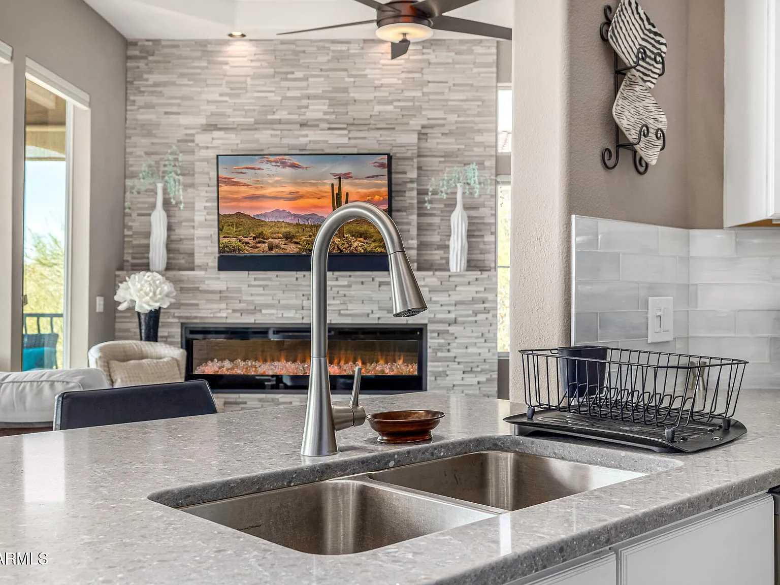 3 bed, 2.0 bath, 1819 sqft, $2,500 — Photo 3