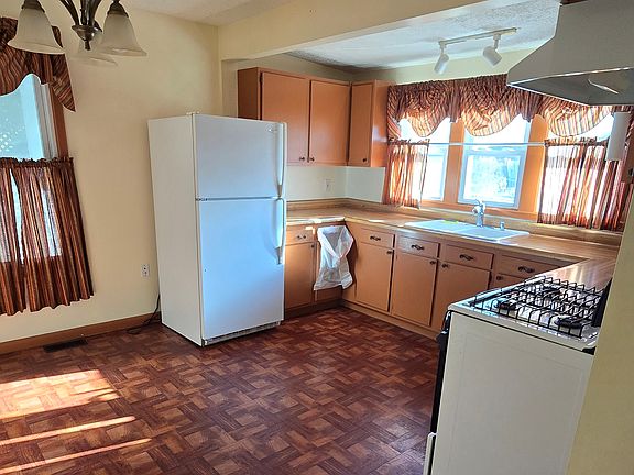 4th image of 8374 Powell Ave