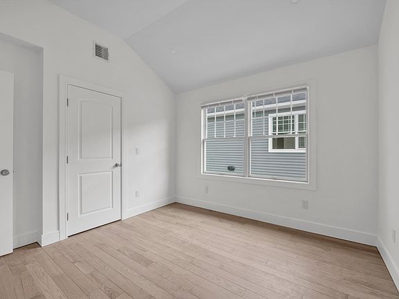 4th image of 48 Linwood Rd N #A