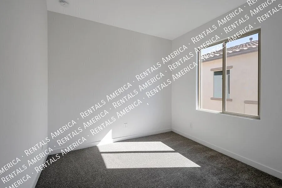 Coming Soon! Occupied! 4 Bedroom In Eastmark — Photo 2