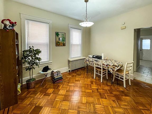 4th image of 52 Roosevelt Ave #1
