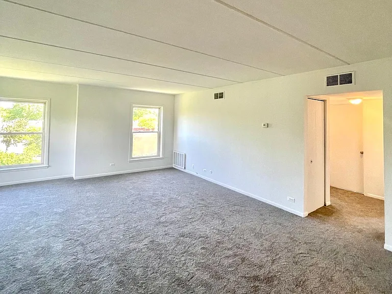 2610 Oakton St #9W — Photo 4
