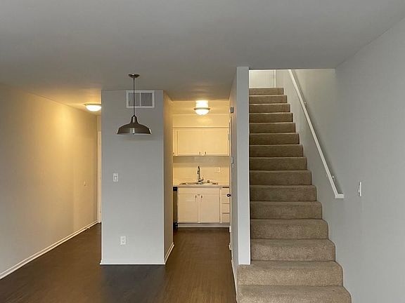2nd image of 13654 Moorpark St