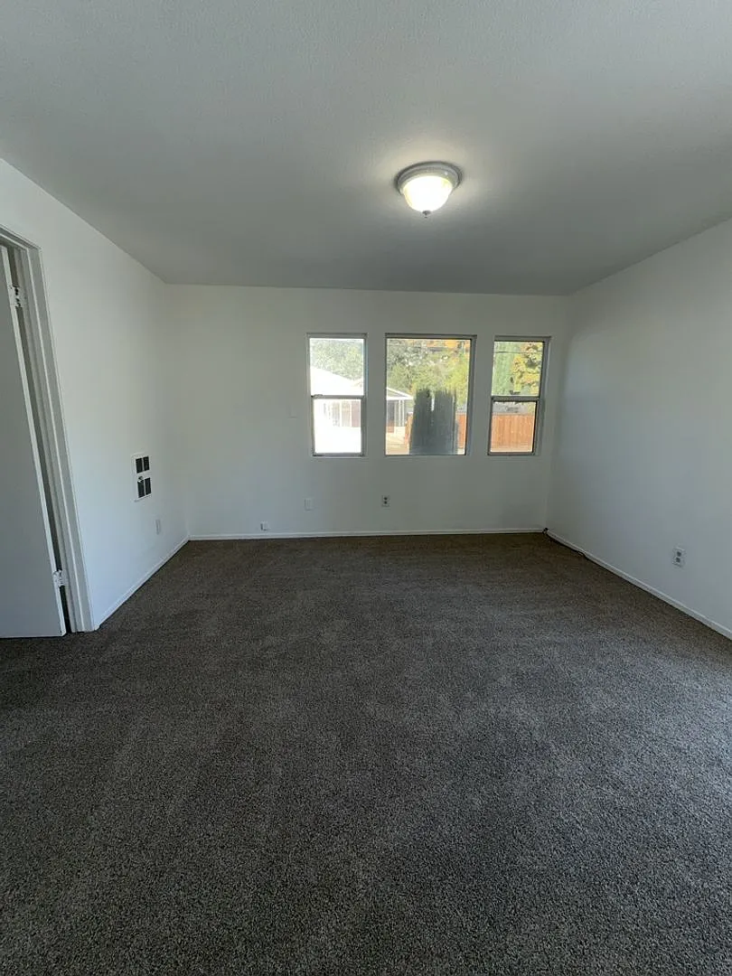 13445 Lakeshore Dr — Photo 3