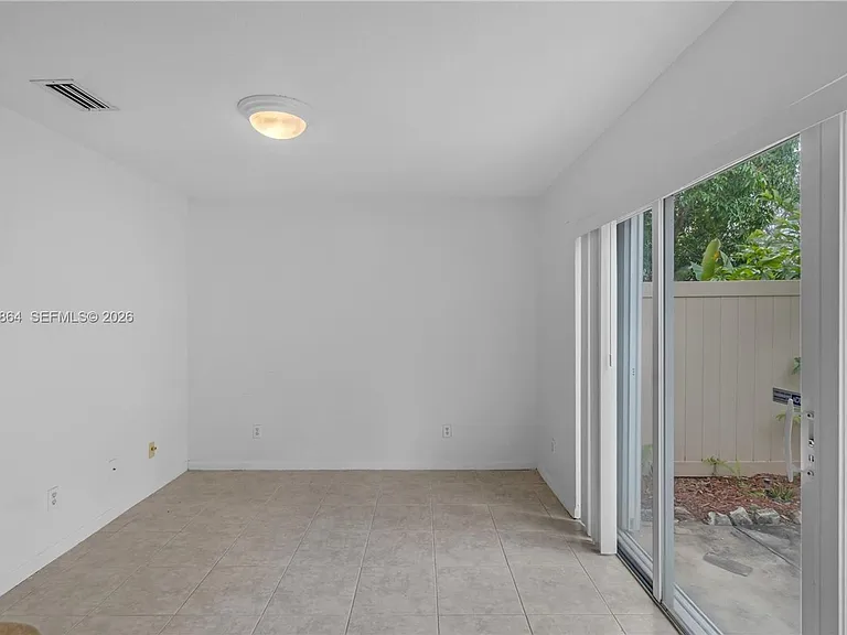 2400 SW 87th Way — Photo 4
