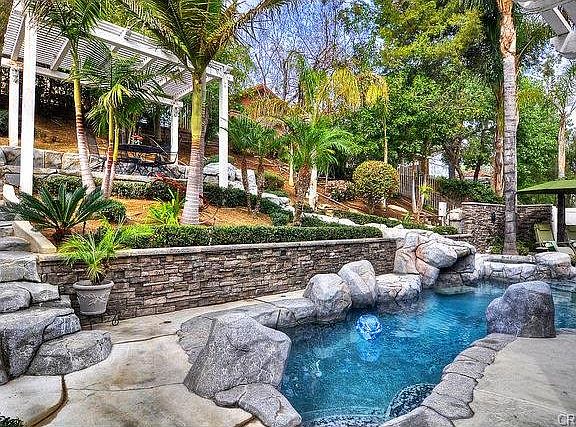 2nd image of 2360 Bloomfield Ln