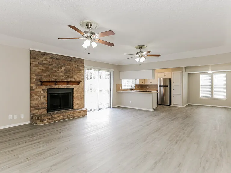 2727 Lucas Dr — Photo 4