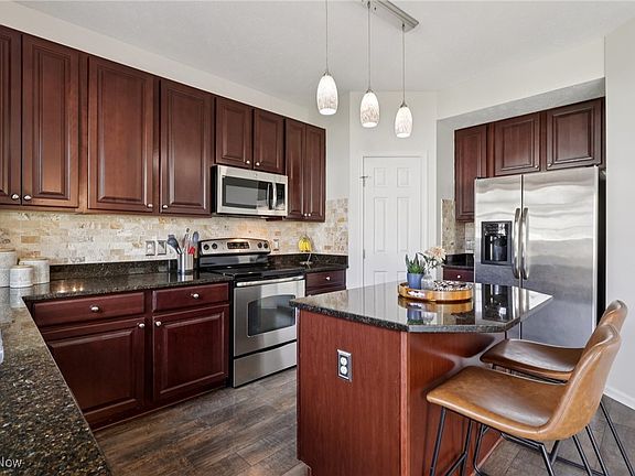 4th image of 572 Eastglen Cir