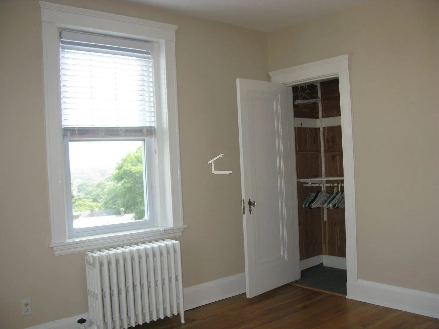 Nicely updated 1 bed near the Green Line in August or September! — Photo 4