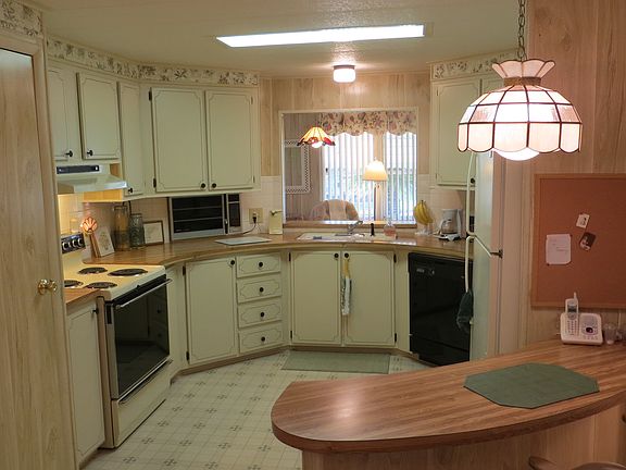 3rd image of 255 Camelot Dr