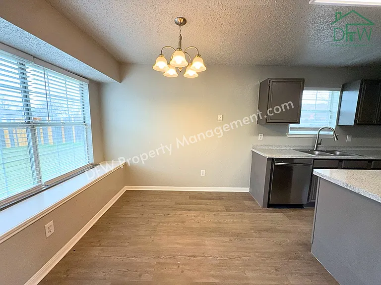 704 Inglewood Trl — Photo 11