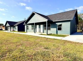 502 S Ross Sterling Ave, Anahuac, TX