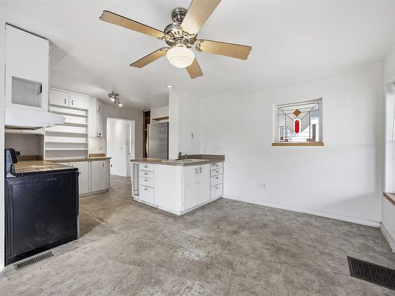 3rd image of 1117 Saint Clement St