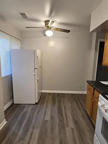 7530 S Saginaw Ave — Photo 3