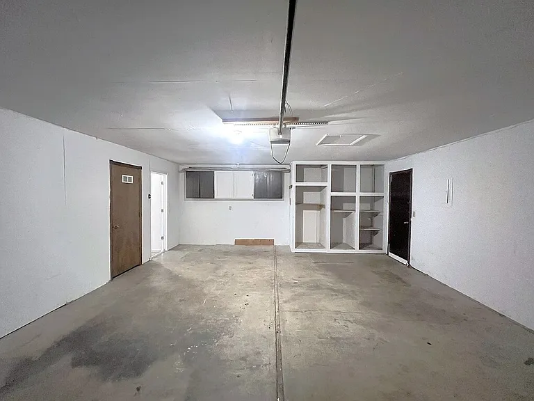 737 N Beachwood St — Photo 32