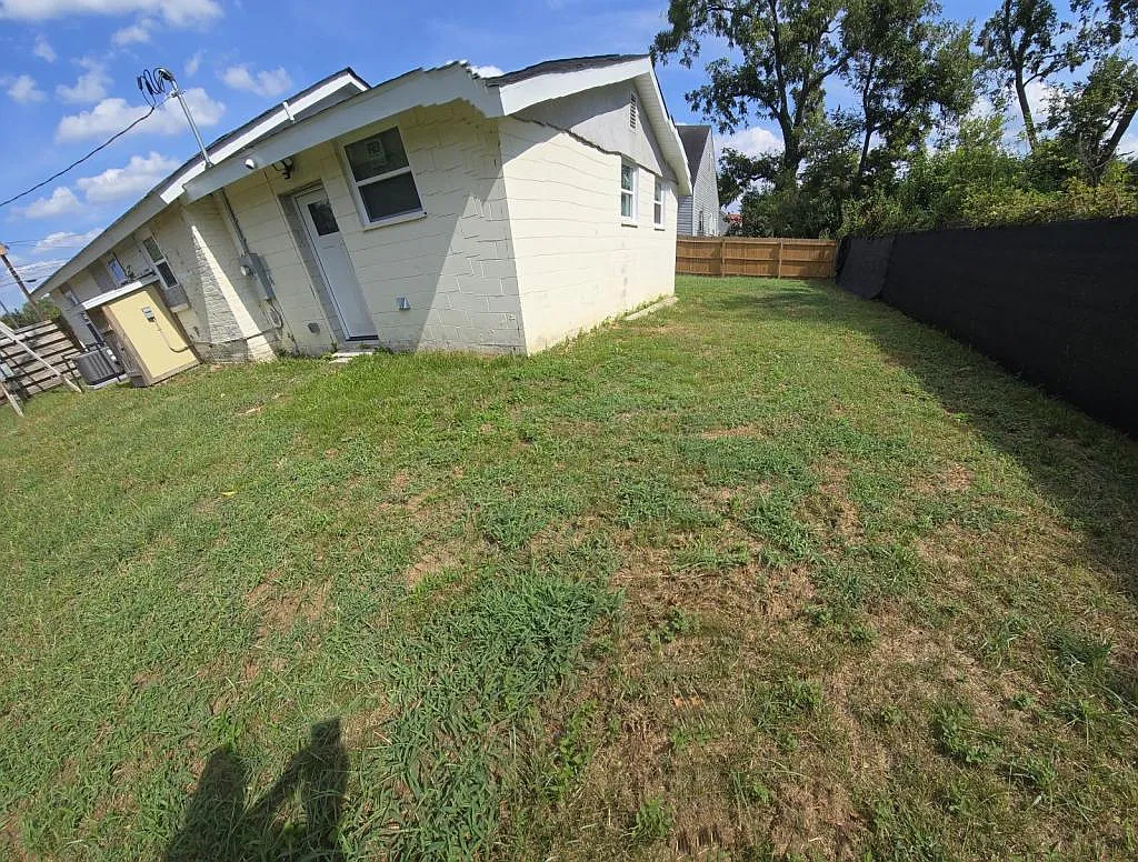 1852 Walker St — Photo 3