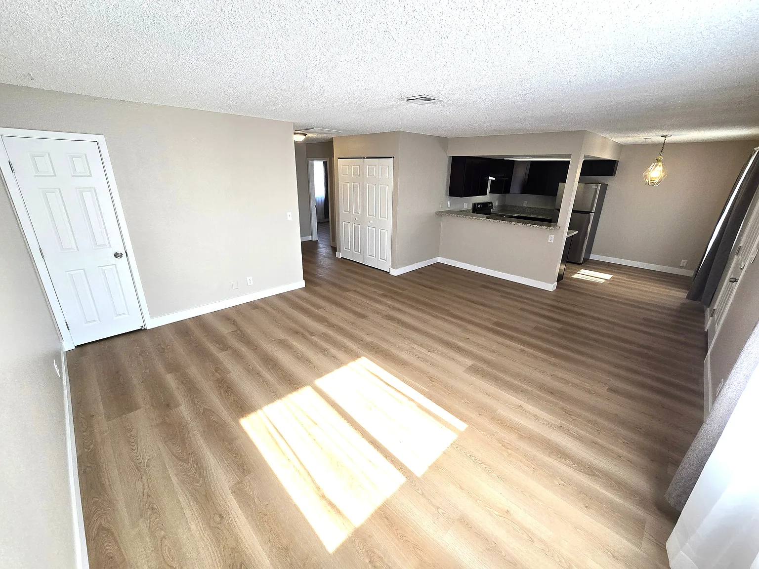 2 bed, 1000 sqft, $1,295 — Photo 2