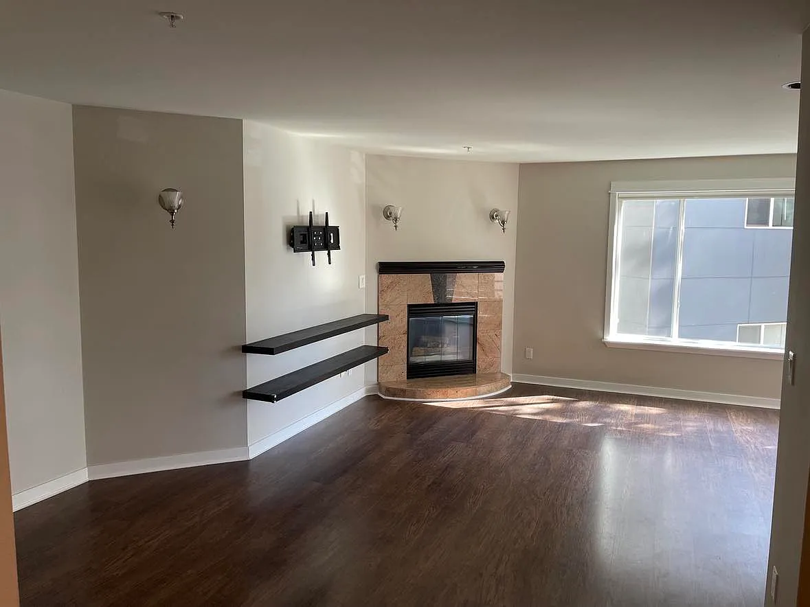 Building Photo - 622 6th Ave W #302
