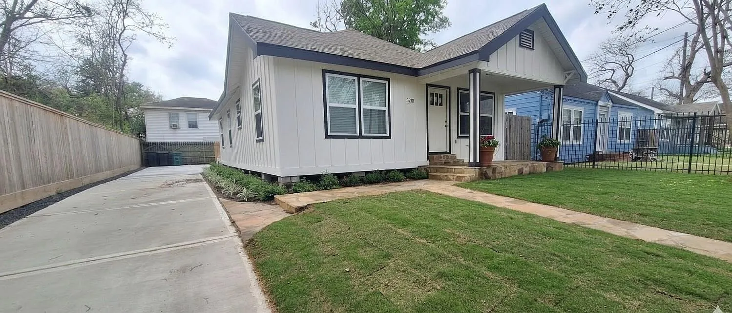 3 bed, 2.0 bath, 1204 sqft, $2,600 — Photo 1