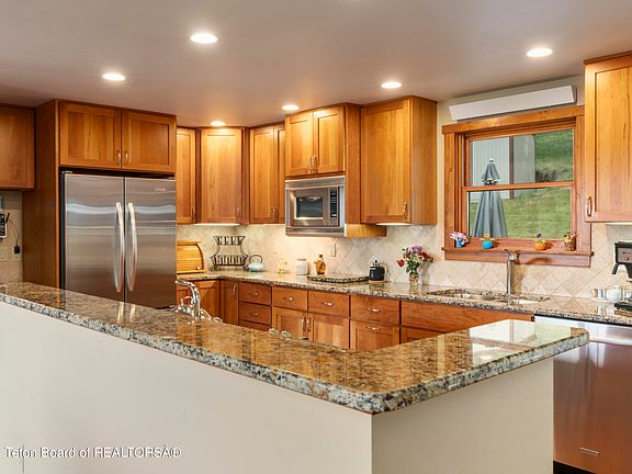 4th image of 210 Spruce Dr