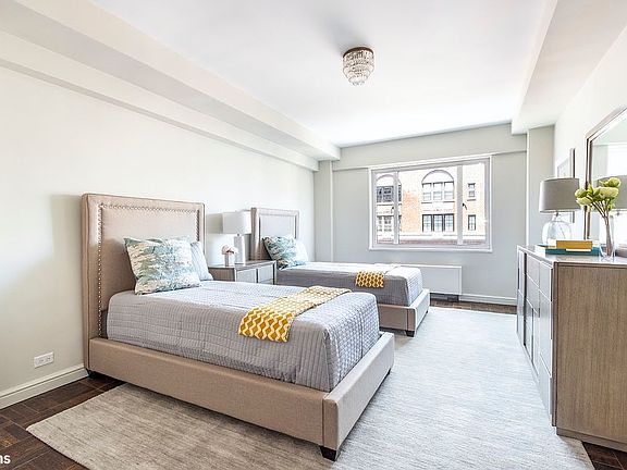 4th image of 135 E 71st St APT 16A