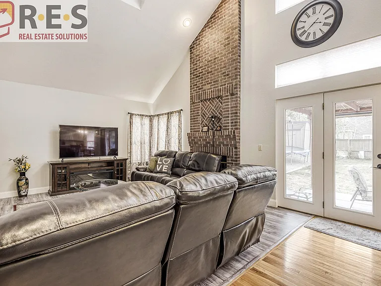 9853 Salford Ln — Photo 6