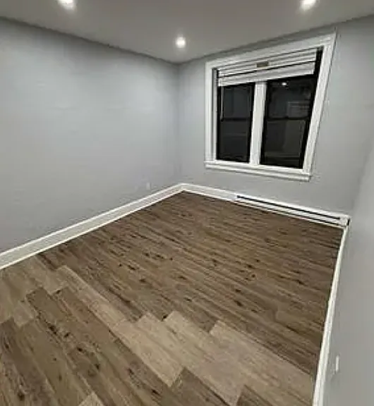400 Leslie St — Photo 2