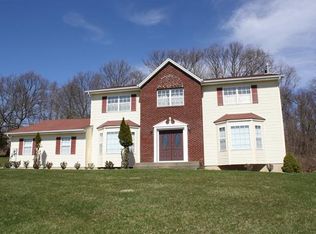 23 Powder Horn Dr, Suffern, NY 10901