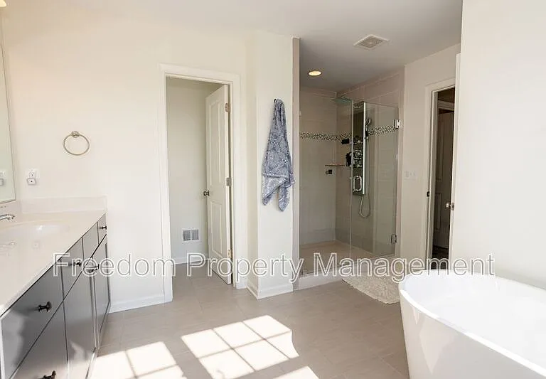2425 Morgans Point Dr — Photo 28
