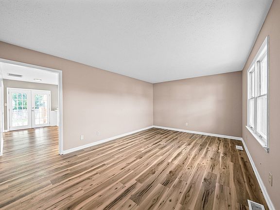 3rd image of 131 Boxwood Dr