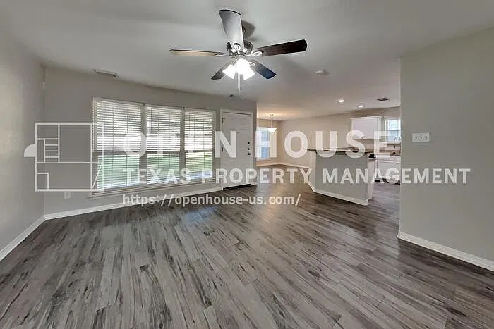 3 bed, 2.5 bath, 1942 sqft, $2,045 — Photo 4