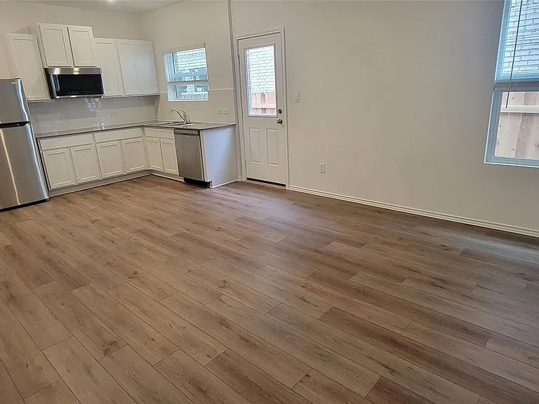 1261 Aquilla Dr — Photo 1