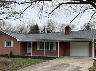 829 Chateau Dr, Ellwood City, PA