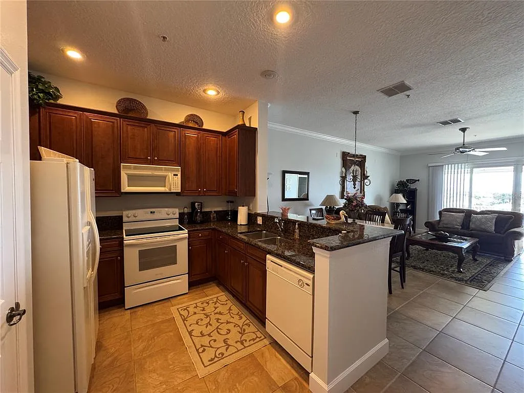3 bed, 2.0 bath, 1344 sqft, $3,000 — Photo 3