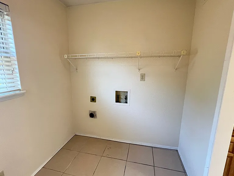 2107 Victoria Rd — Photo 35