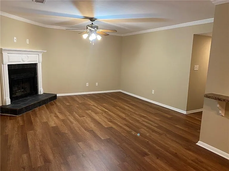 2207 Surrey Ct SE — Photo 2