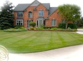 4043 Glencastle Dr, Troy, MI
