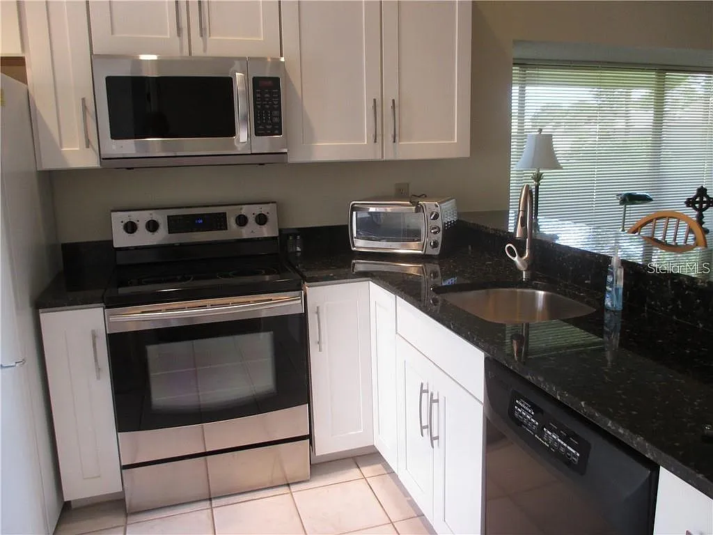 2 bed, 2.0 bath, 1080 sqft, $4,000 — Photo 3