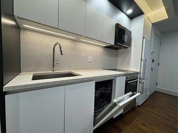 4th image of 150 Lenox Rd #6R
